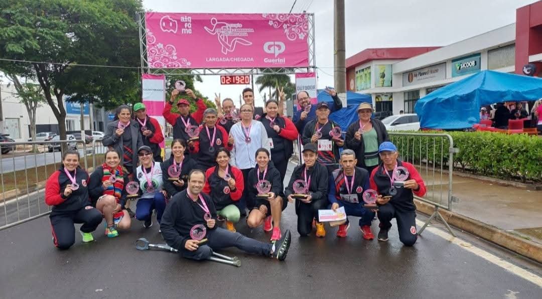 Atletas da ACCB comemorando com troféus na linha de chegada