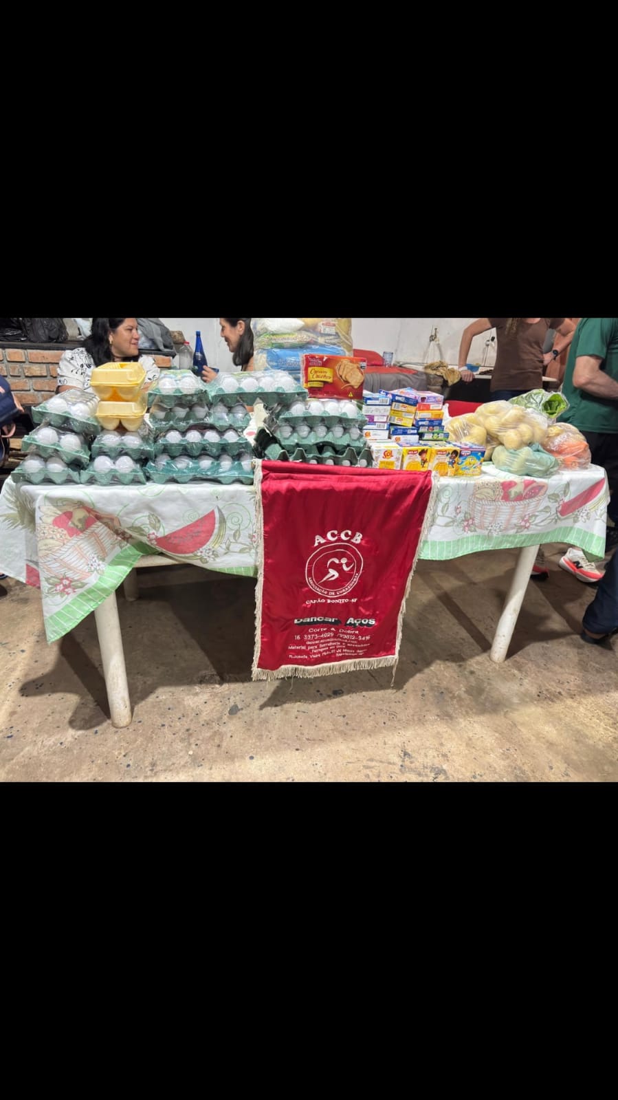 Mesa com ovos, gelatinas e demais alimentos arrecadados pela ACCB