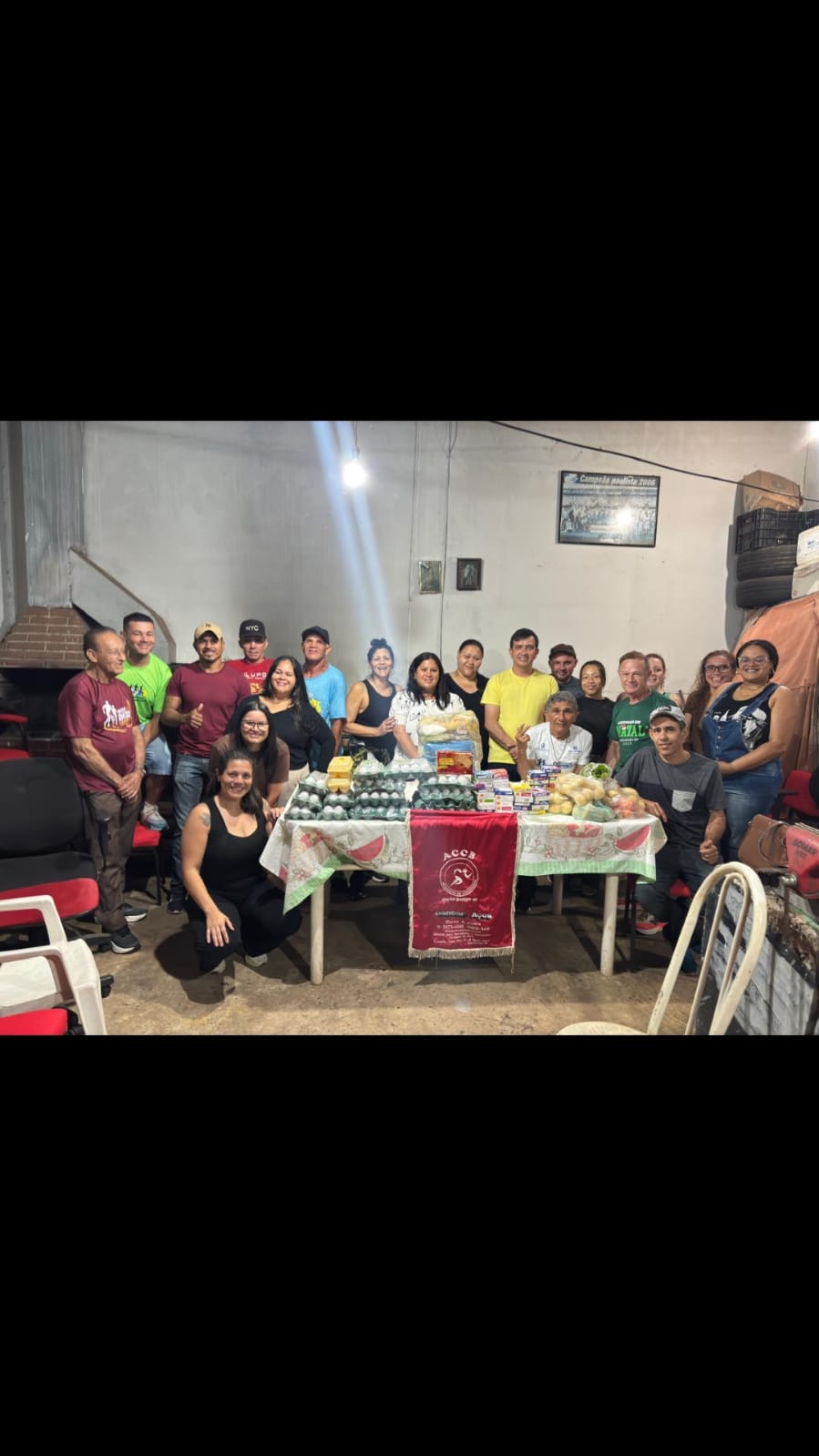 Equipe ACCB reunida durante a arrecadação de alimentos